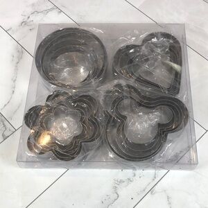 NWT Set of 20 cookie cutters - 4 designs - 5 sizes Hearts flowers circles Mickey